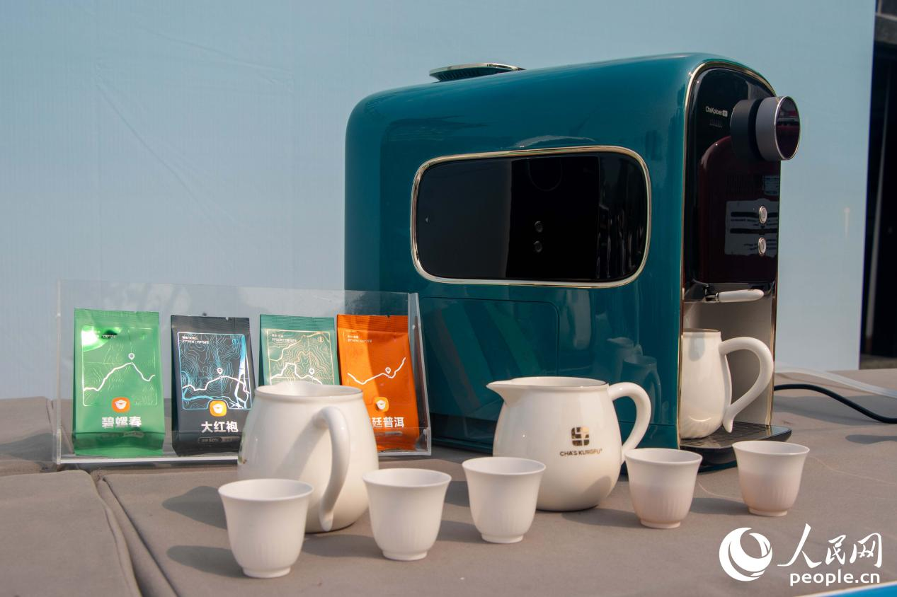 智能泡茶机器人。人民网 林铭贤摄