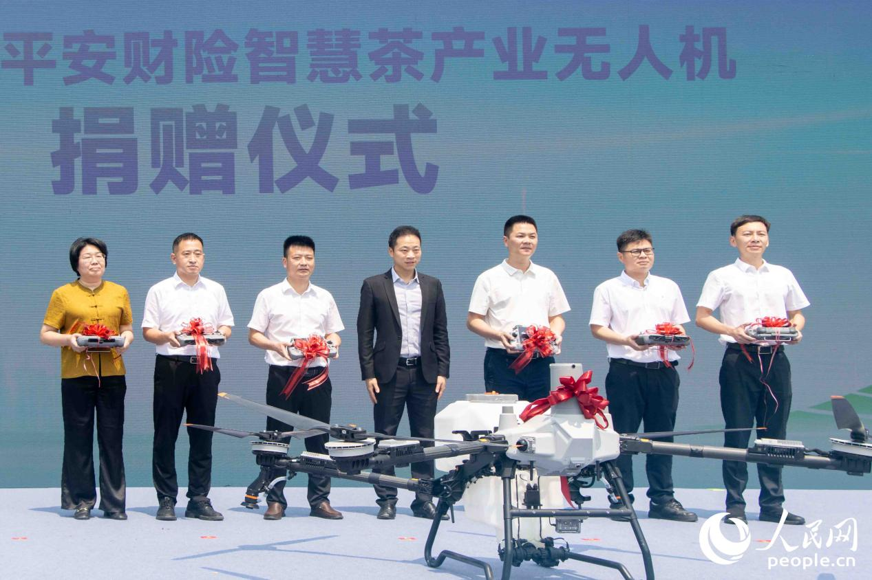 服务于茶产业的农用智慧无人机。人民网 林铭贤摄