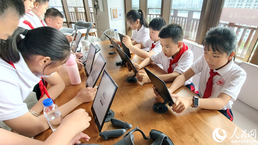 学生们在集美塔阅读空间里参观体验。人民网记者 陈博摄