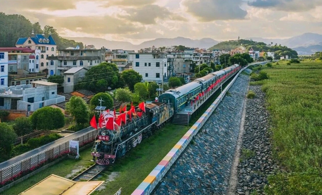 猴屿号绿皮火车。陈铭清摄