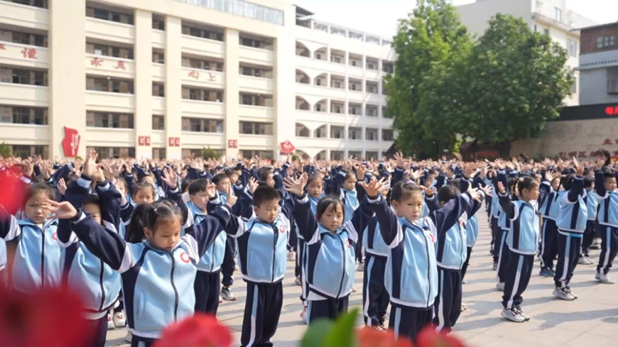 学生在做广播体操