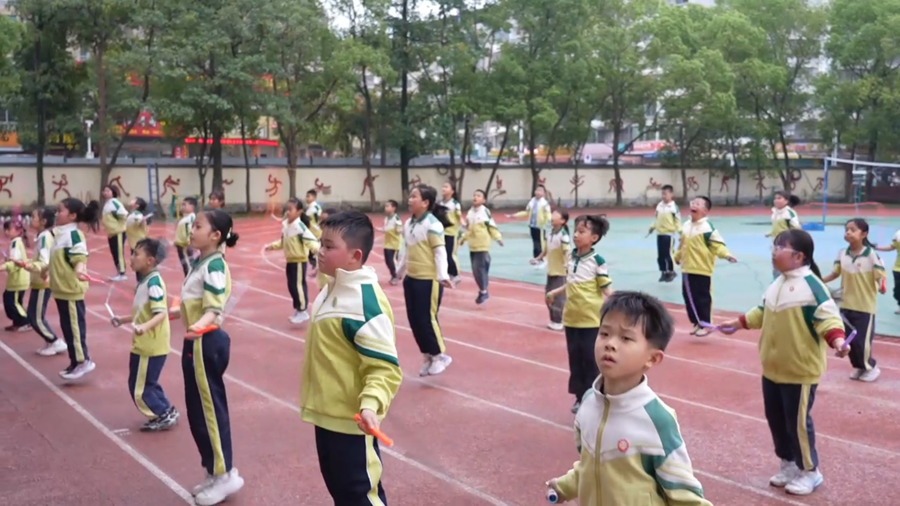 课后延时服务，学生在跳绳