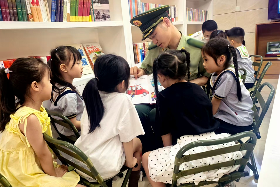 官兵与孩子们共读绘本。云霄县退役军人事务局供图