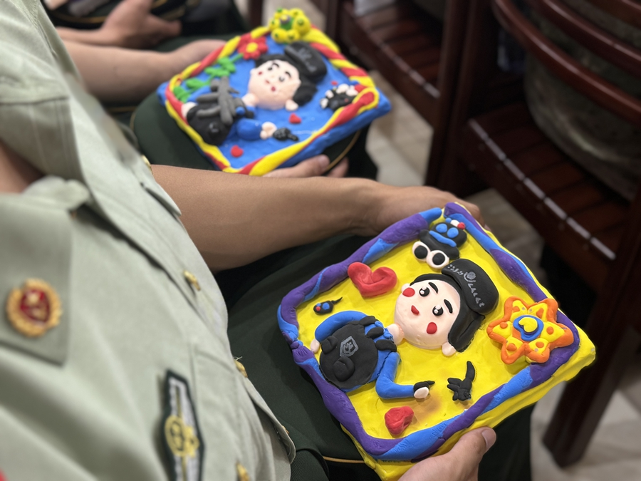 官兵们收到小朋友们的作品。云霄县退役军人事务局供图