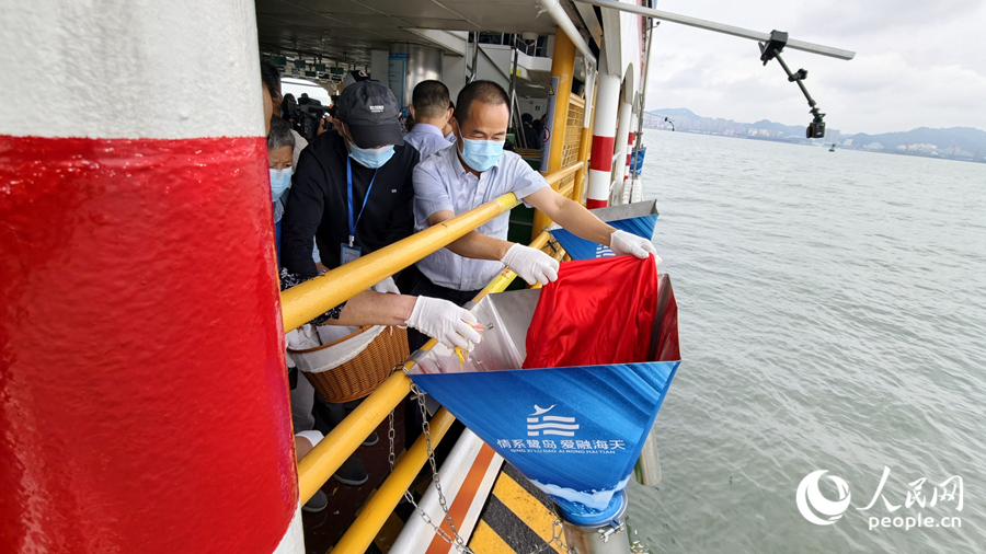 厦门市第二十四次集体骨灰撒海活动举行。人民网记者 陈博摄