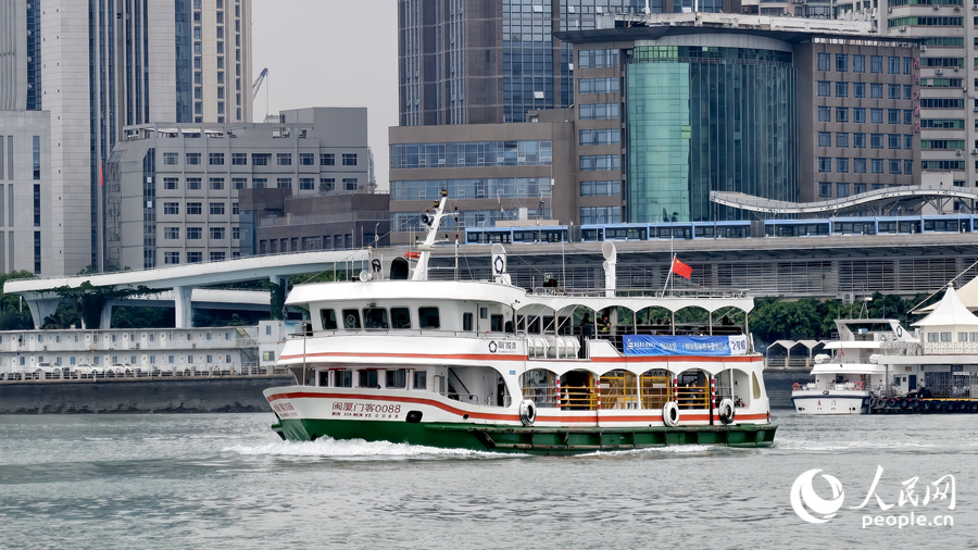 船只缓缓驶向厦漳海域。人民网记者 陈博摄