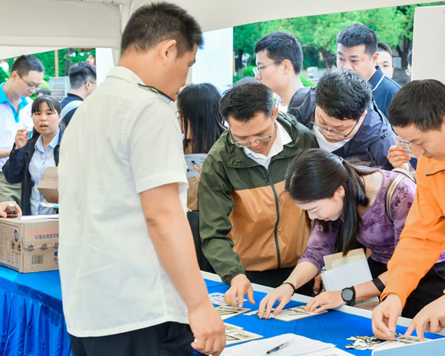 现场同步开展职业健康公益活动