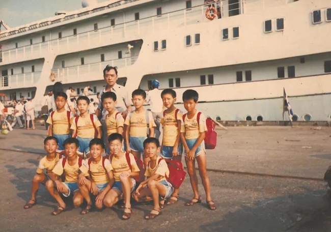 1988年，霞浦儿童足球队在三沙古镇码头合影留影。图片来源：霞浦新闻网