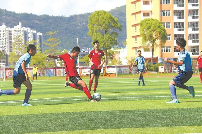 孩子们在练习足球。图片来源：霞浦新闻网