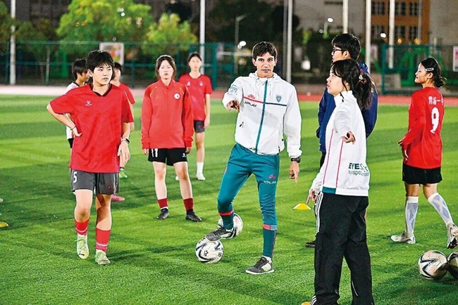 2025年，教练阿莱·塔里斯（中）在指导霞浦一中高中女子足球队训练。姜克红摄