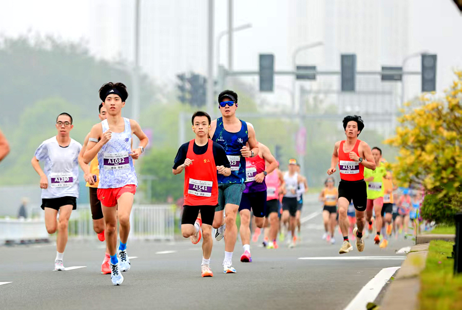 奔跑中的参赛选手。主办方供图