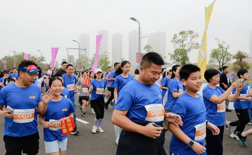 不少家庭全员出动参加欢乐跑项目。主办方供图