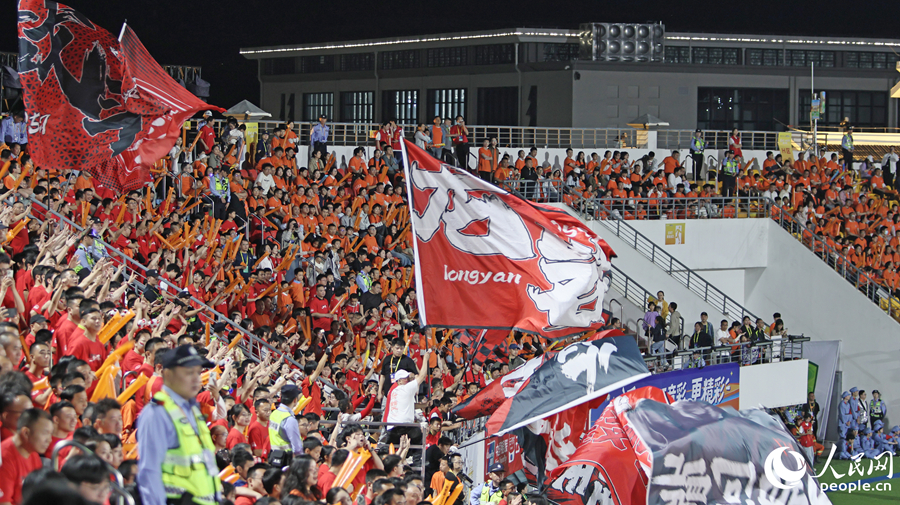 龙岩观众为龙岩队加油助威。人民网记者 李昌乾摄