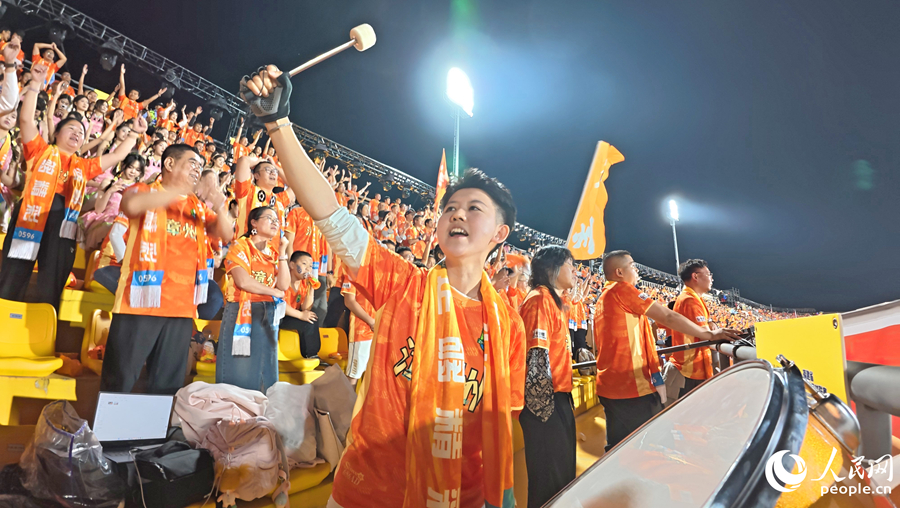漳州球迷击鼓助威，用热情点燃“闽超”首轮的“土楼德比”之夜。人民网记者 李昌乾摄