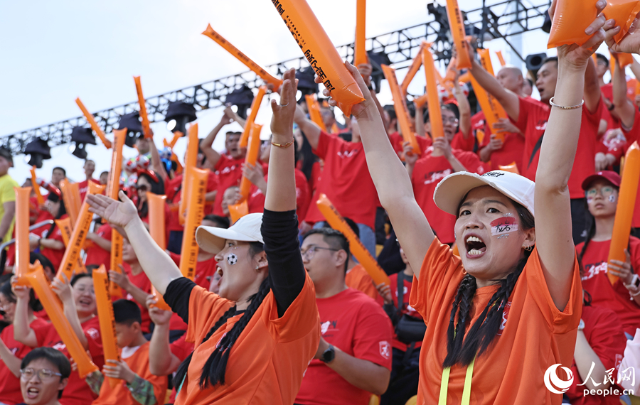 球迷为龙岩队助威呐喊。人民网记者 李昌乾摄