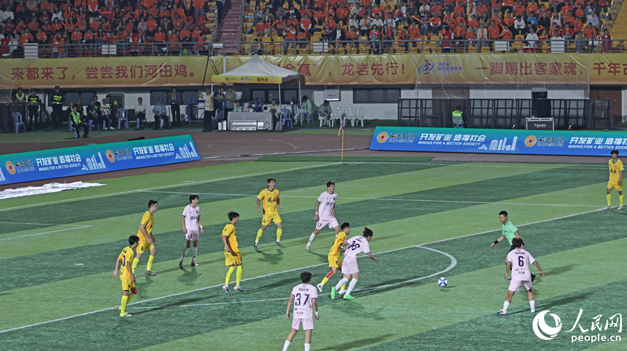 双方球员在禁区内展开激烈拼抢攻防。人民网记者 李昌乾摄