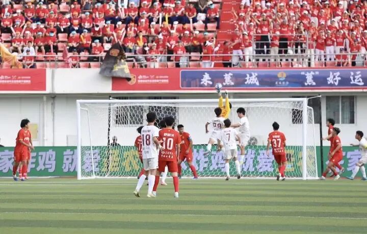 宁德队员紧密协作，积极组织进攻