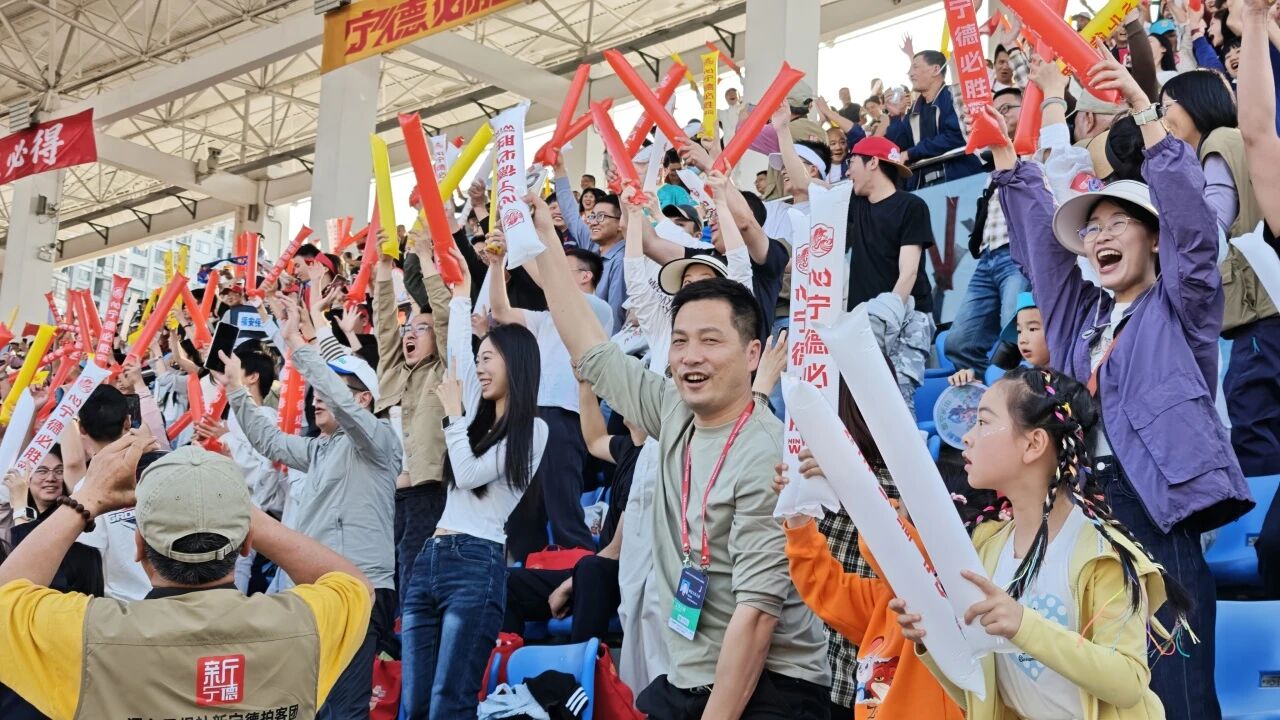球迷热情观赛，为球队加油助威