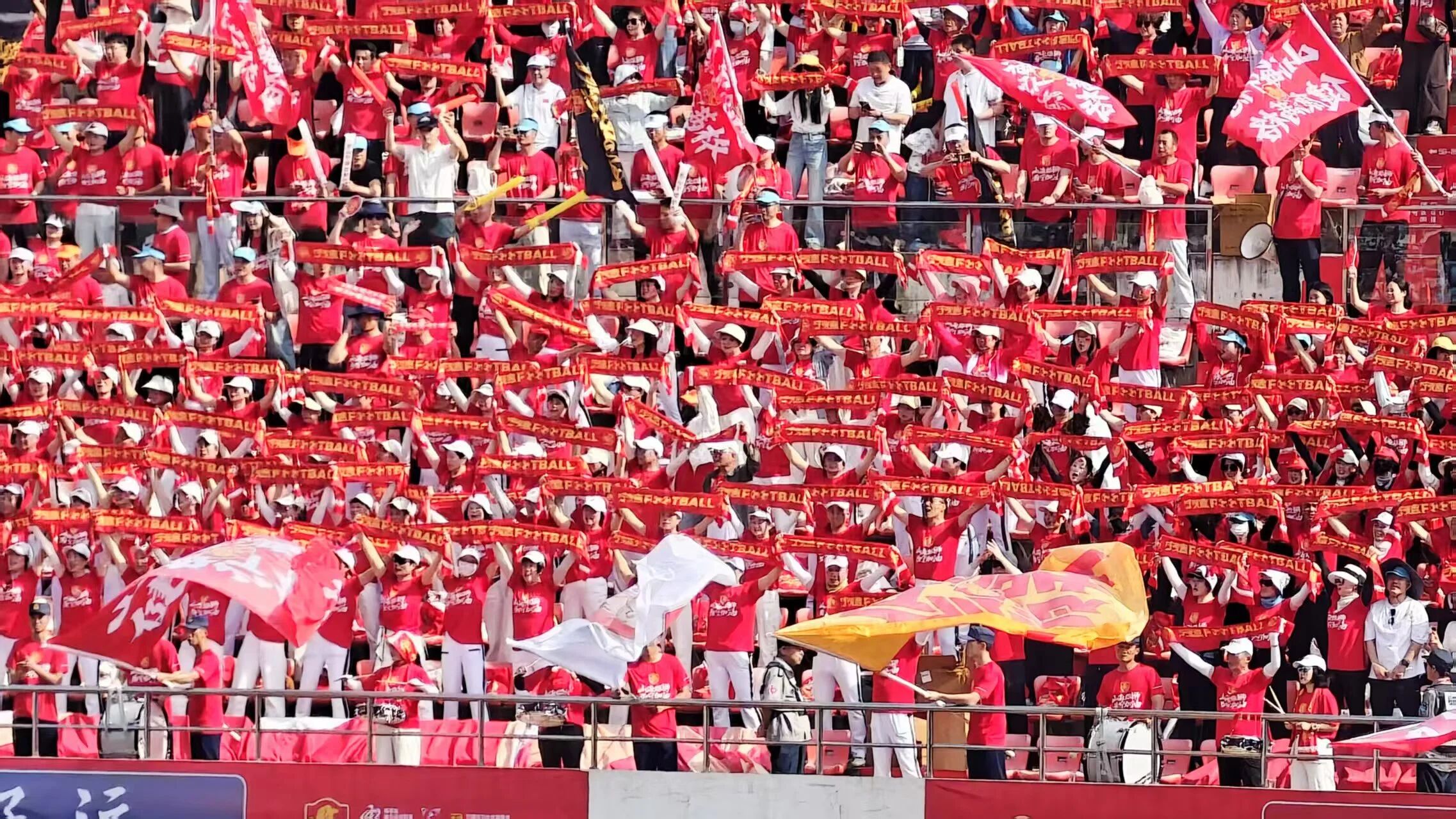 宁德队球迷观赛区一片“红色的海洋”