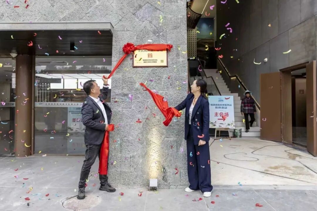 领导嘉宾共同为全民阅读推广驿站揭牌。陈成才摄