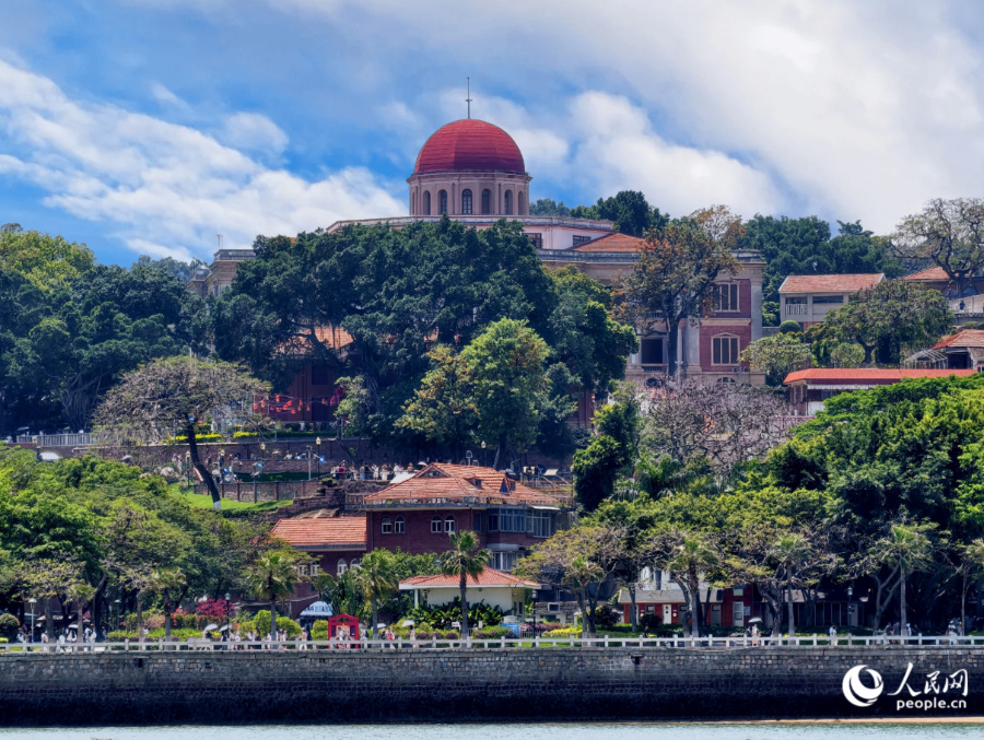蓝天、碧海、绿树、峭石相映成趣，八卦楼的穹顶宛若红宝石。人民网记者 陈博摄
