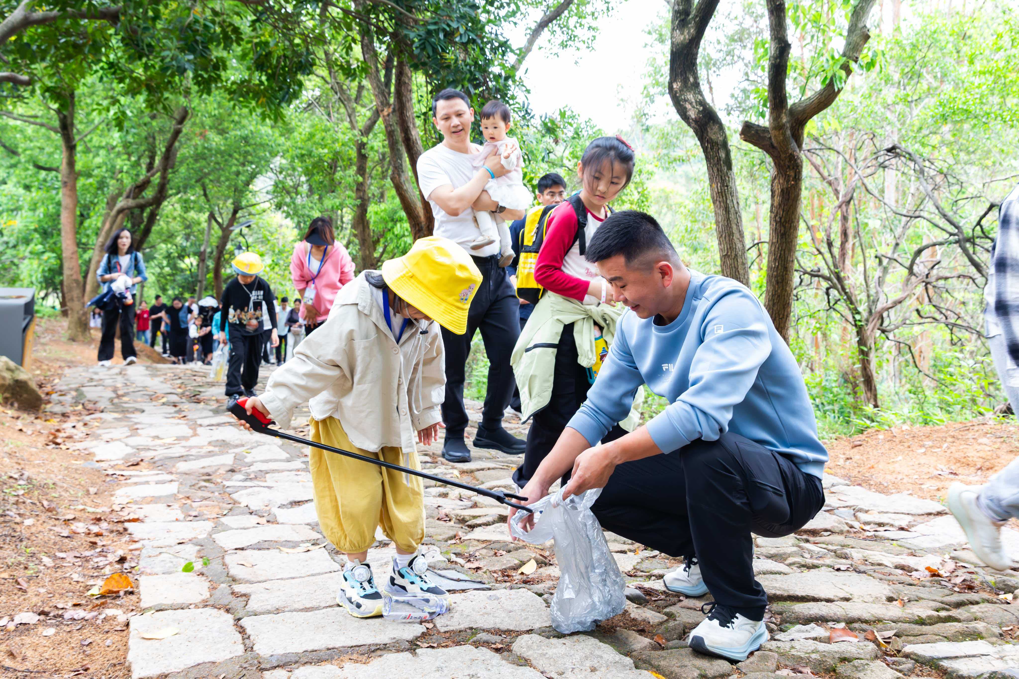 “亲子”家庭沿登山步道参加公益活动