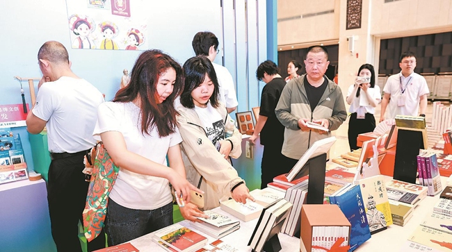 活动周期间，全社会广泛参与阅读活动。图为全民阅读大会泉州新华展区。