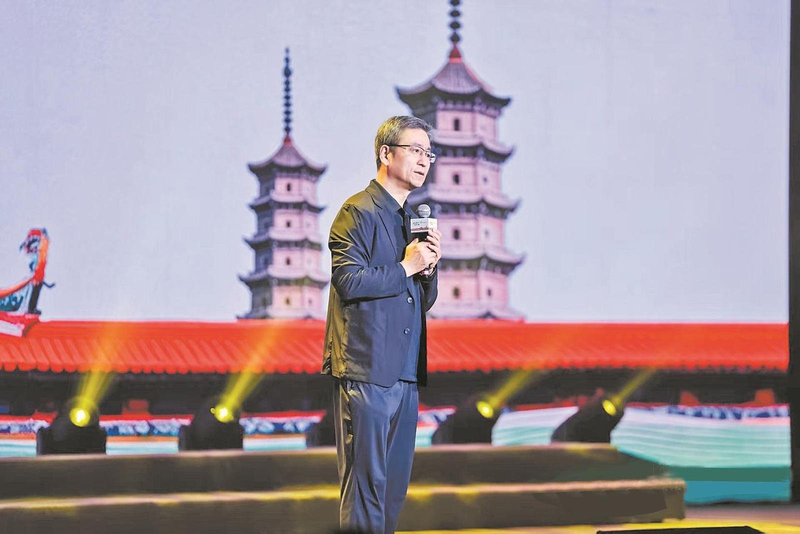 2026年泉州市全民阅读大会，央视名主持白岩松分享他在阅读中的所思、从阅读中的所得。 张九强摄