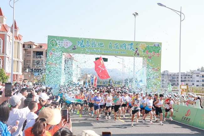 明溪县首届“观鸟胜地 自在明溪”健康跑鸣枪开赛。