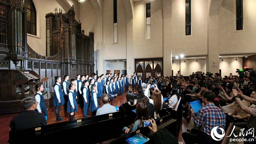 上音少年合唱团拉开音乐会序幕。人民网记者 陈博摄