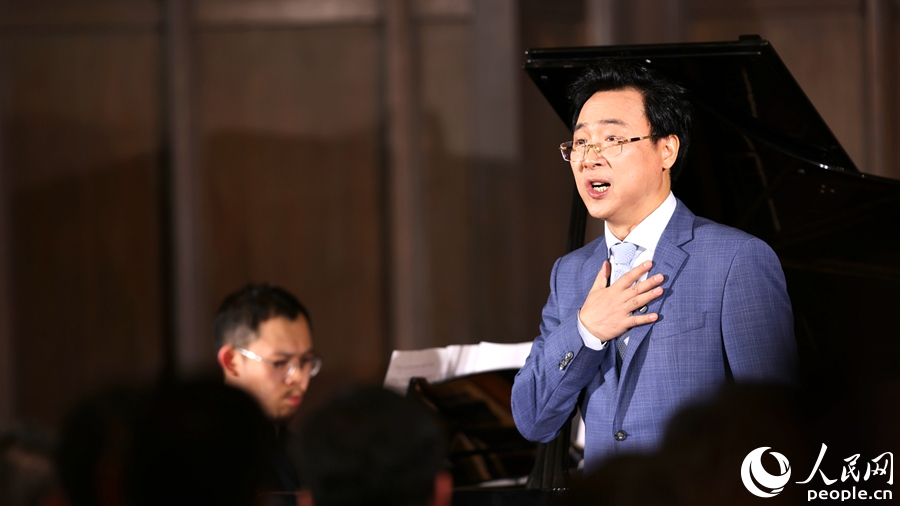 廖昌永倾情独唱。人民网记者 陈博摄