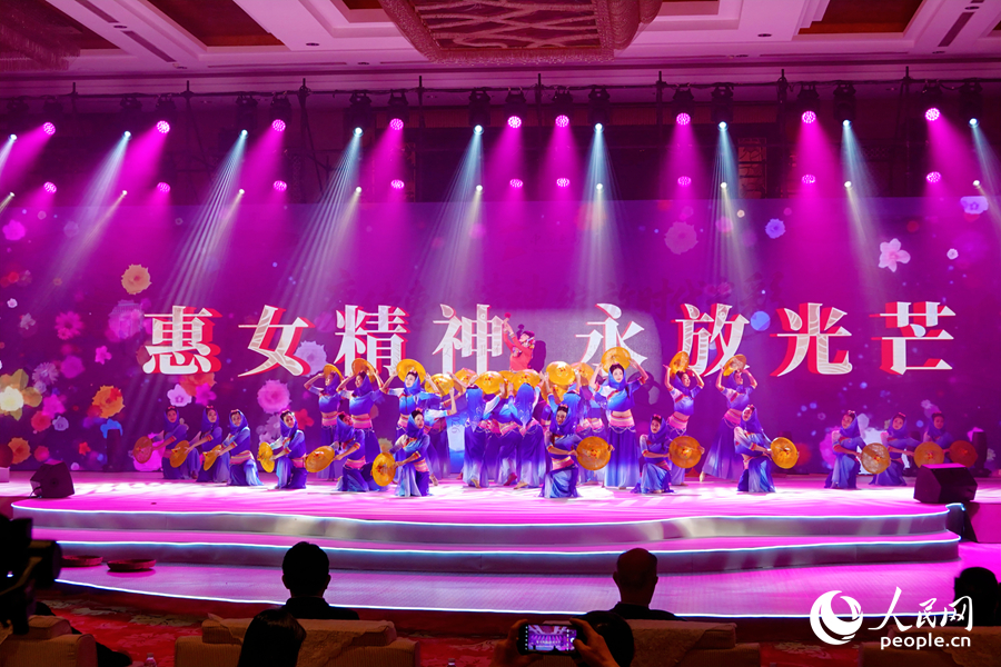 活动现场，惠安女身穿惠女服饰上台表演。人民网 杨灏昱摄