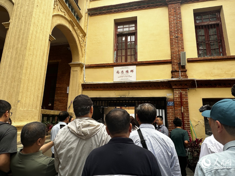 嘉宾们参观电视剧《沉默的荣耀》取景地——尚忠楼群。人民网记者 张萌摄