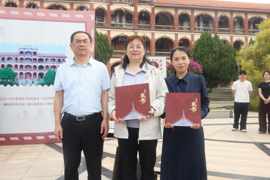 集美大学党委副书记郑志谦向吴石将军、聂曦烈士后人赠画册。集美大学供图