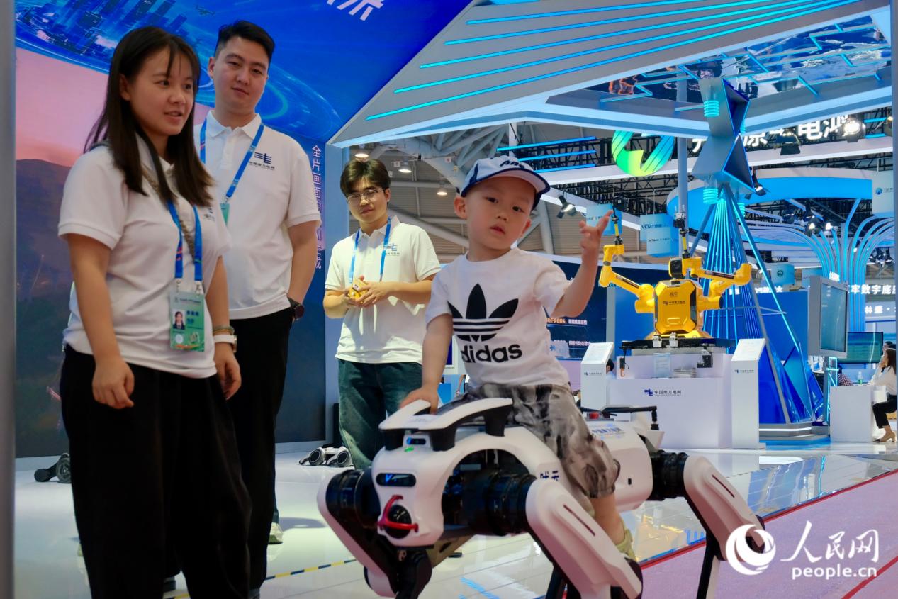 小朋友体验载人机器狗。人民网 欧阳奕奕摄