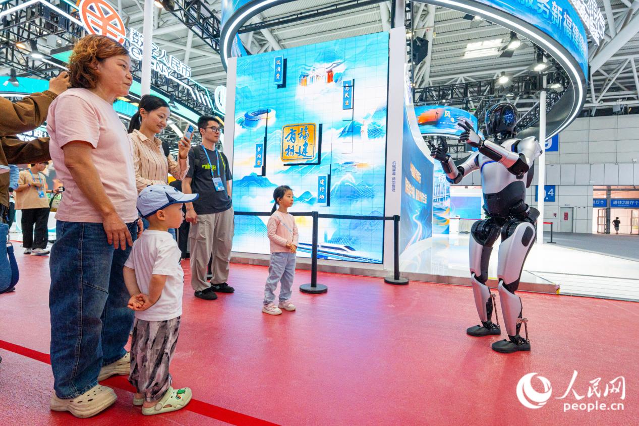机器人为小朋友们献舞。实习生 李雨泽摄
