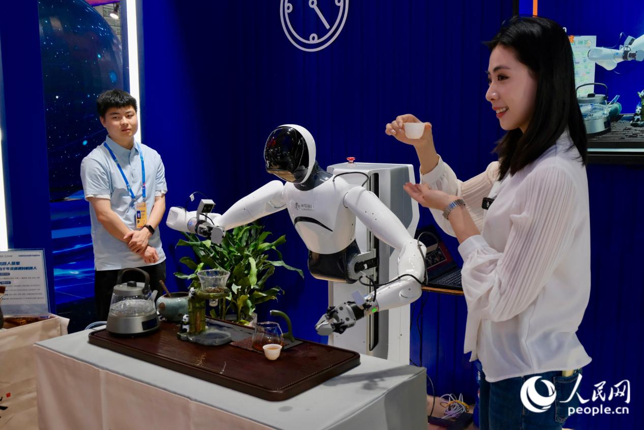 机器人温杯沏茶，茶香四溢。人民网 欧阳奕奕摄