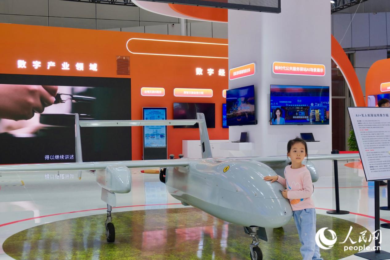 小朋友与“AI+无人机”合影。人民网 欧阳奕奕摄