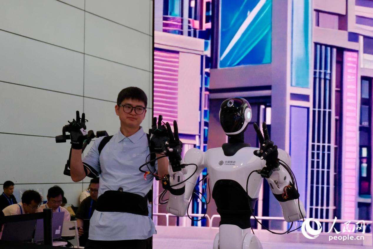 机器人能够实时模仿人类动作。人民网 欧阳奕奕摄