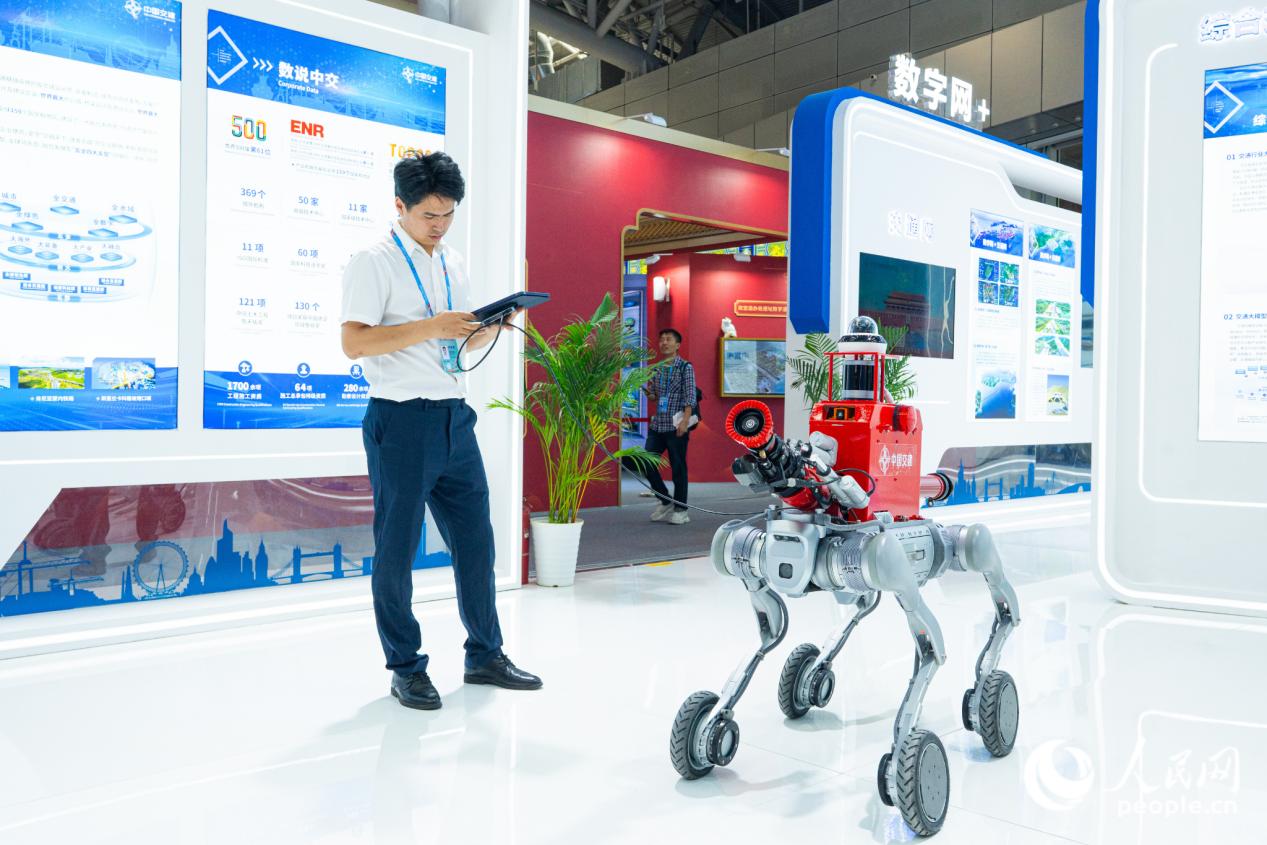 运用在隧道的自主消防救援智能巡检机器人。实习生 李雨泽摄