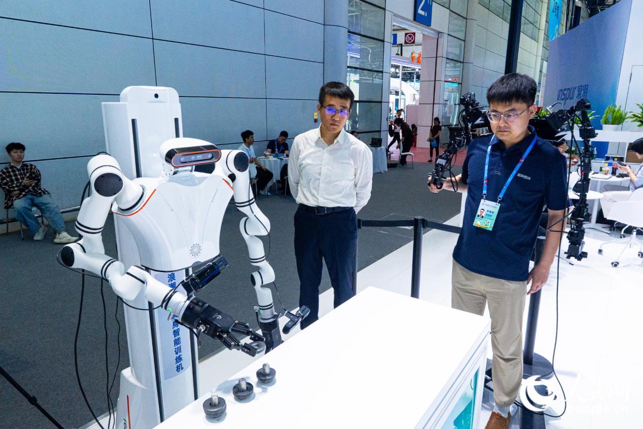 具身智能训练机可以实时跟随录入观众的动作。实习生 李雨泽摄