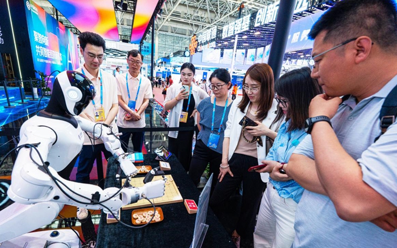 第九届数字峰会体验区抢“鲜”探：AI上演“文武双全”好戏