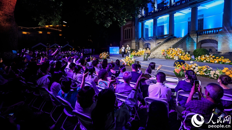 开场演唱。人民网记者 陈博摄