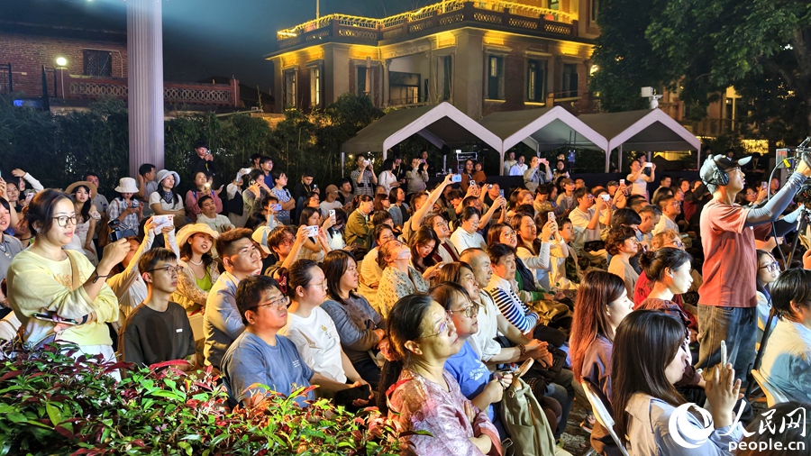 市民游客沉浸式聆听音乐会。人民网记者 陈博摄