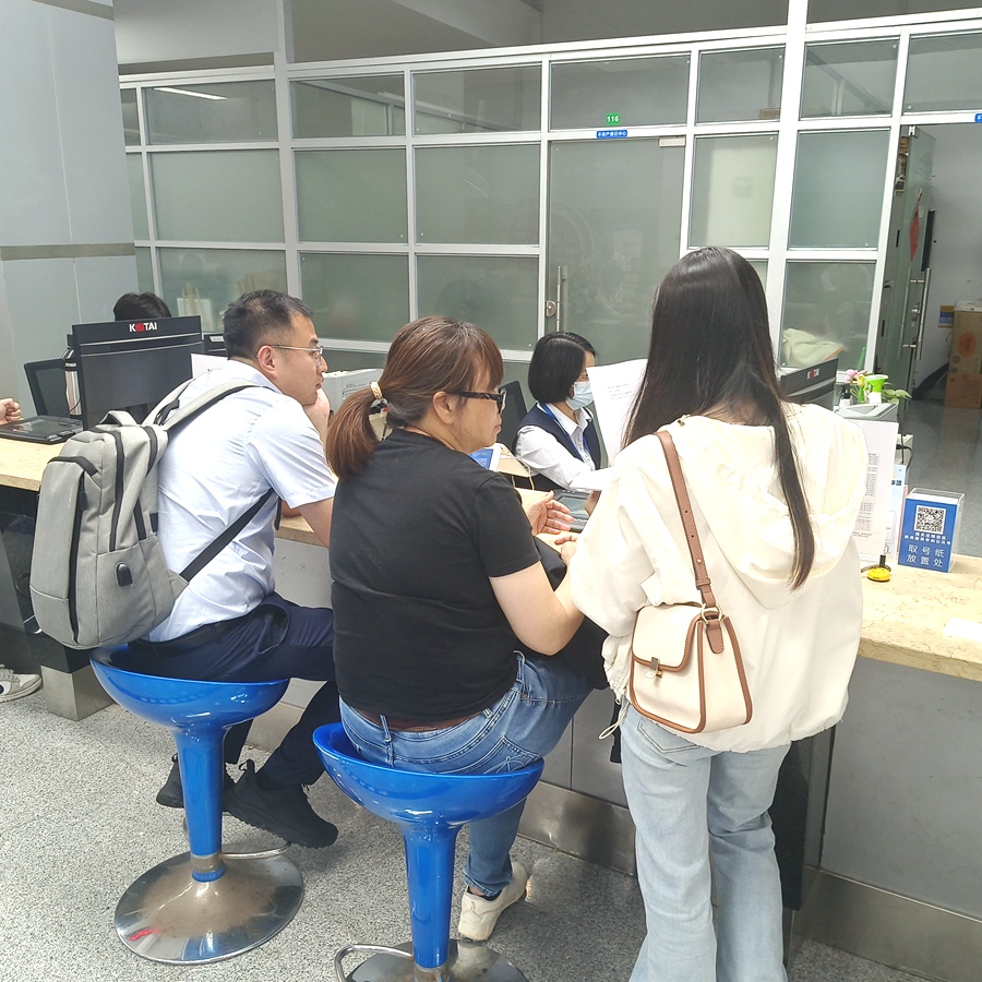 市民在不动产登记服务窗口办事。