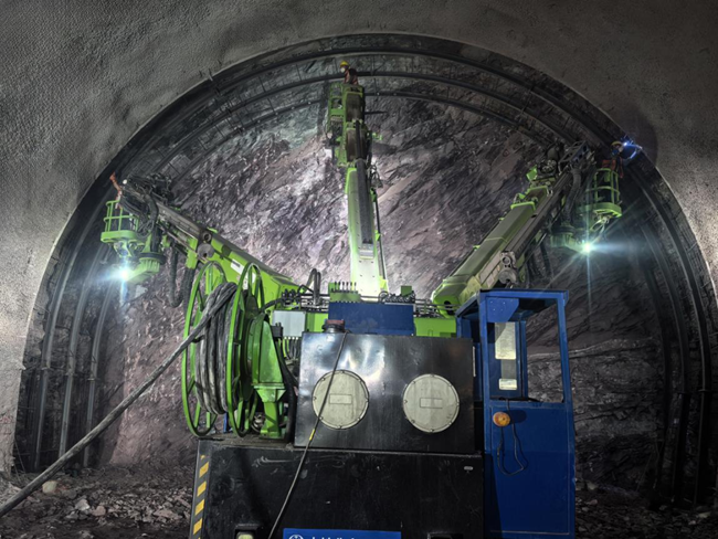 龙龙高铁（武梅段）嶂上隧道掘进突破1000米施工现场