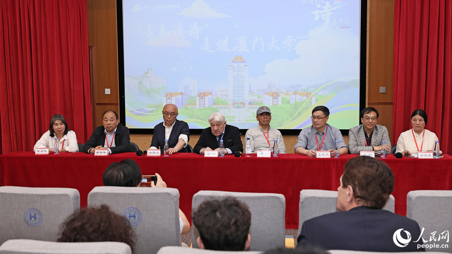 第十二届鼓浪屿诗会系列活动“青春读诗”走进厦大。人民网记者 李昌乾摄