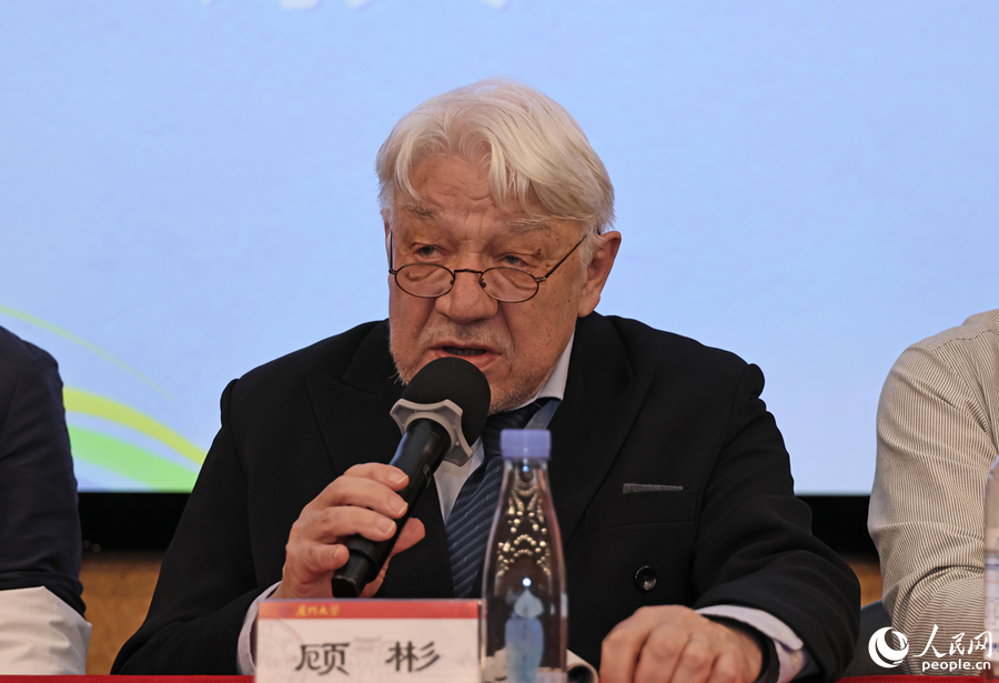 在“诗从何处起——青春与故土”环节，顾彬现场分享与中国诗歌结下不解之缘。人民网记者 李昌乾摄