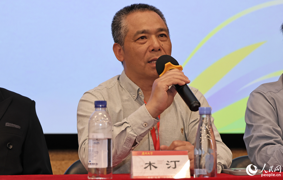 在“诗从何处起——青春与故土”环节，作为中国诗歌学会多年的组织者，木汀见证了无数青年诗人的出发，他也分享自己与诗歌相遇之路。人民网记者 李昌乾摄