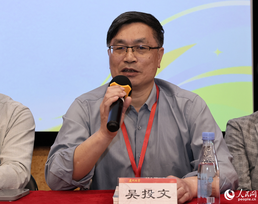 在“诗从何处起——青春与故土”环节，既是诗人，也是诗歌研究者的吴投文分享自己诗歌的起点。人民网记者 李昌乾摄